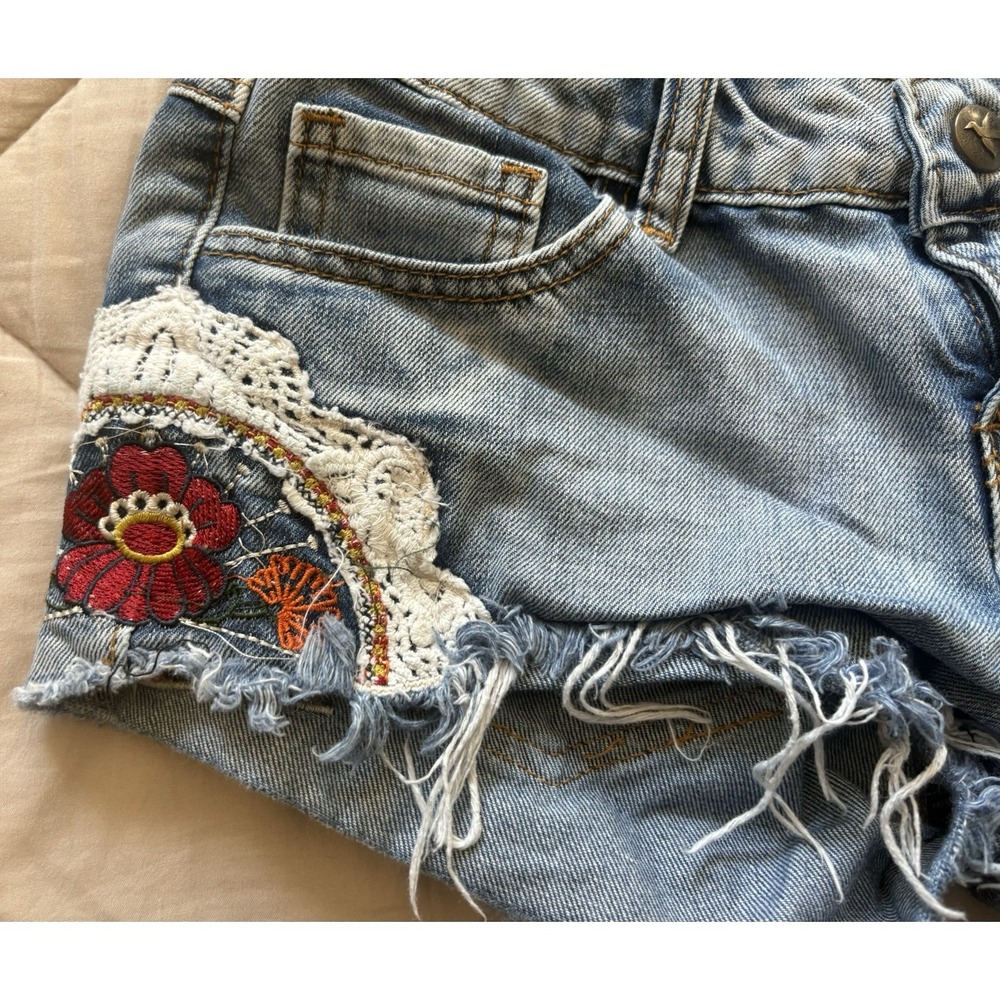 Others Follow Denim Cut Off Booty Floral Embroidered Crochet Shorts Size 25 - Picture 3 of 9
